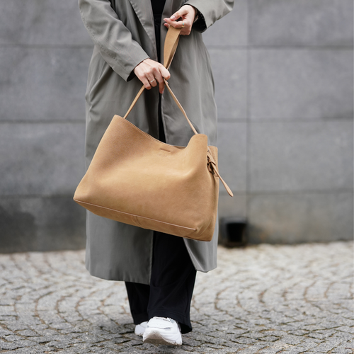 Skórzana zamszowa torba shopper z klamrą na ramię Solier FL39 Maya beżowa