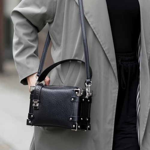 Skórzana mała torebka damska na ramię listonoszka FL43 Nessa czarna