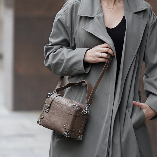 Skórzana mała torebka damska na ramię listonoszka Solier FL43 Nessa cappucino