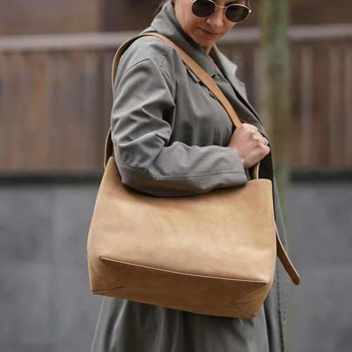 Skórzana zamszowa beżowa torba shopper z regulowanym paskiem Solier FL38 Sienna