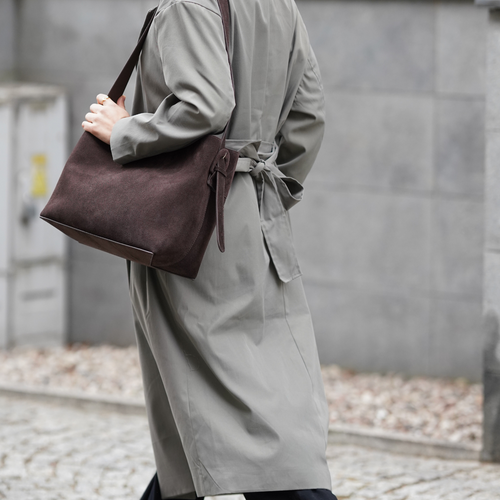 Skórzana zamszowa ciemno brązowa torba shopper z regulowanym paskiem Solier FL38 Sienna