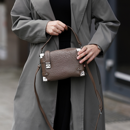 Skórzana mała torebka damska na ramię listonoszka Solier FL43 Nessa cappucino