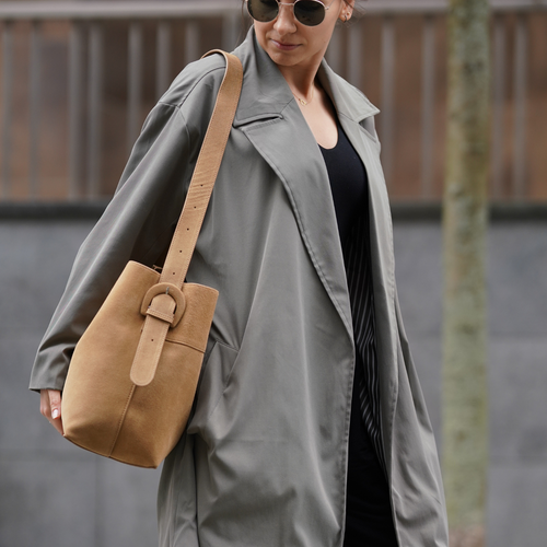 Skórzana zamszowa torba shopper z klamrą na ramię Solier FL39 Maya beżowa