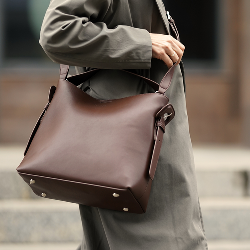 Skórzana torebka damska z klamrą Solier FL44 Elara ciemny brąz