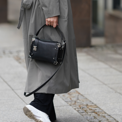 Skórzana mała torebka damska na ramię listonoszka FL43 Nessa czarna