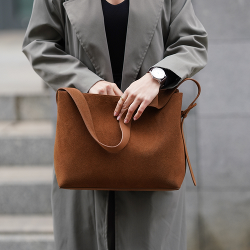 Skórzana zamszowa brązowa torba shopper z regulowanym paskiem Solier FL38 Sienna