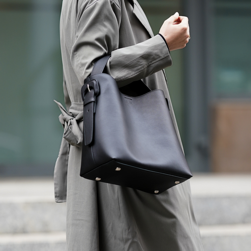 Skórzana torebka damska z klamrą Solier FL44 Elara czarna