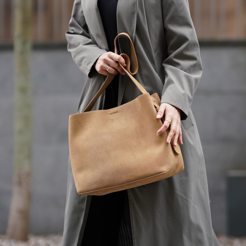 Skórzana zamszowa beżowa torba shopper z regulowanym paskiem Solier FL38 Sienna