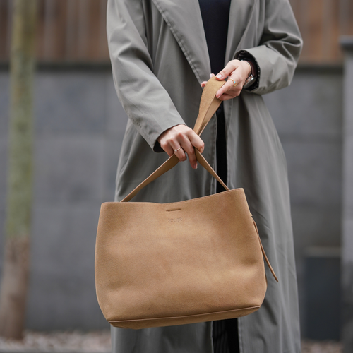 Skórzana zamszowa beżowa torba shopper z regulowanym paskiem Solier FL38 Sienna