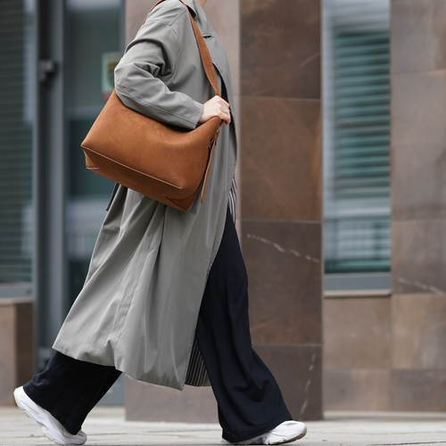 Skórzana zamszowa brązowa torba shopper z regulowanym paskiem Solier FL38 Sienna