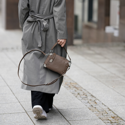 Skórzana mała torebka damska na ramię listonoszka Solier FL43 Nessa cappucino