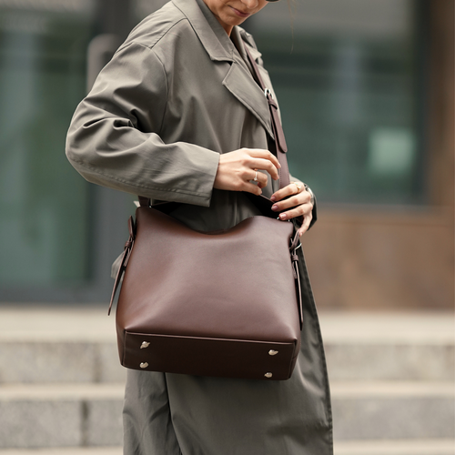 Skórzana torebka damska z klamrą Solier FL44 Elara ciemny brąz