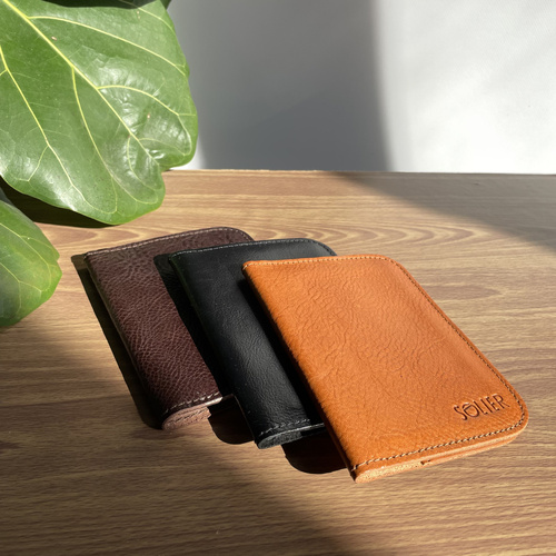 Czarne skórzane portfel etui na paszport SOLIER SW07A